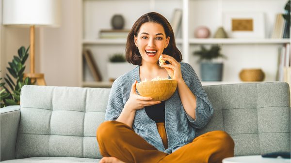 mulher assistindo filme e comendo pipoca