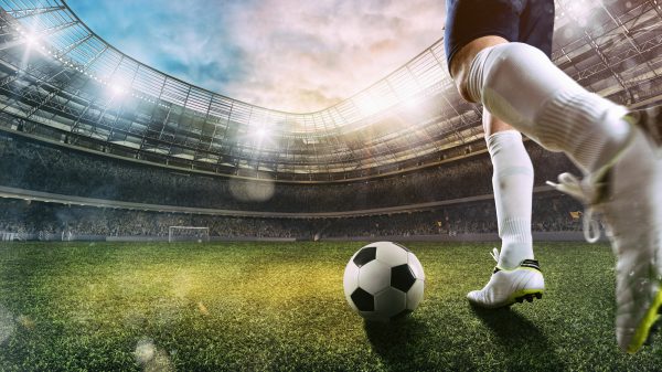 homem jogando futebol